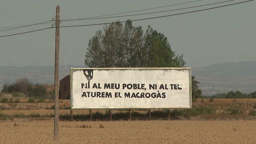 Pancarta de la zona que reza: 'Ni en mi pueblo, ni en el tuyo. Paremos el macrogas'