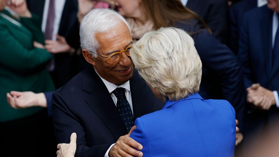 Gentiloni saluda a Von der Leyen en su toma de posesión como presidenta del Consejo Europeo.  Él viste traje oscuro y ella una chaqueta azul.