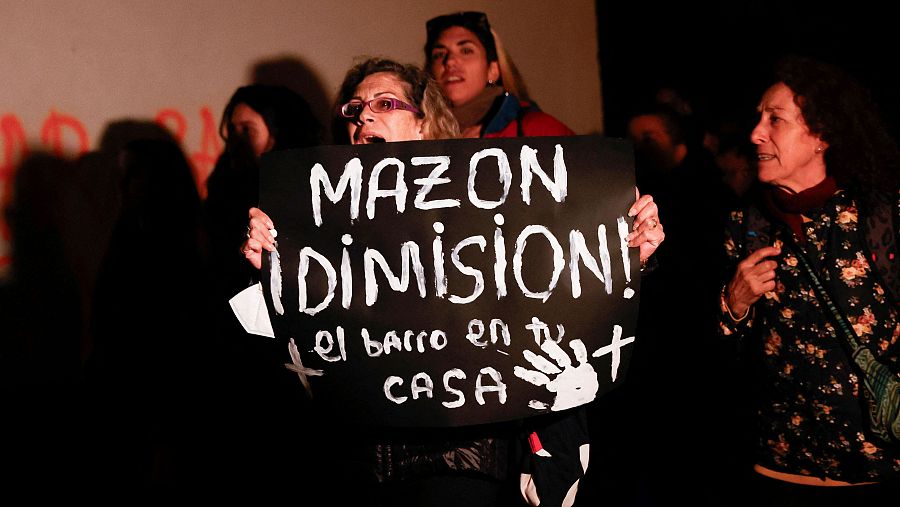 Protesta en Valencia pidiendo la dimisión de Mazón.  Pancarta: 