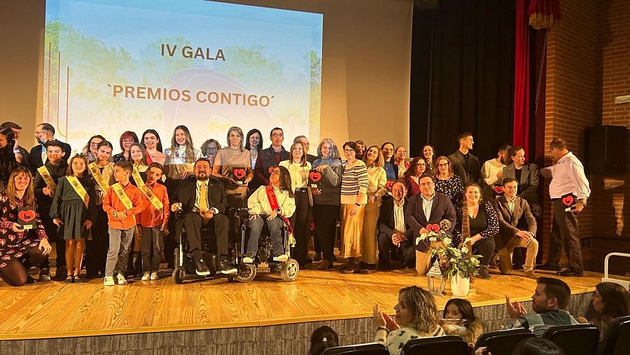 Foto de familia de los galardonados en los Premios Contigo