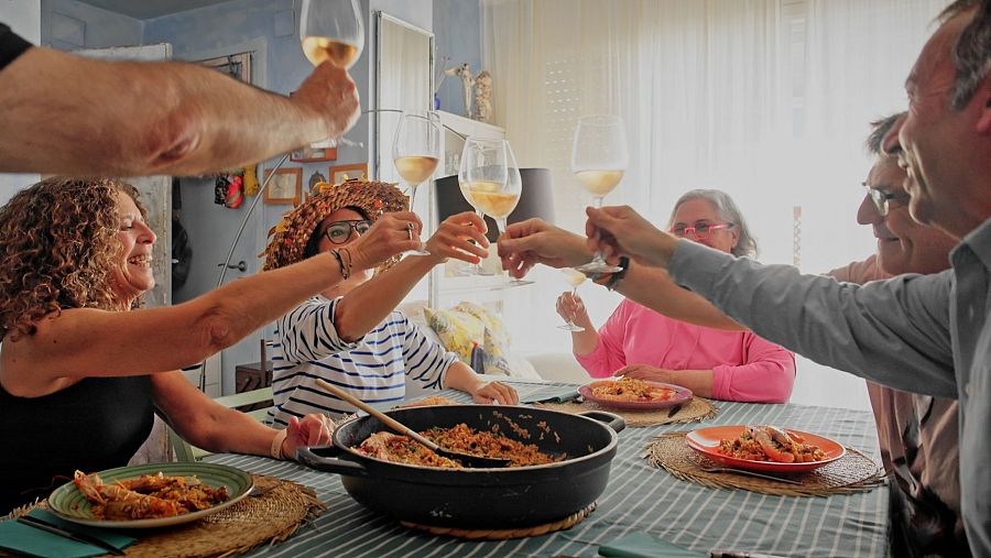 Sílvia Abril a casa la Cristina a punt per menjar arròs a la sitgetana