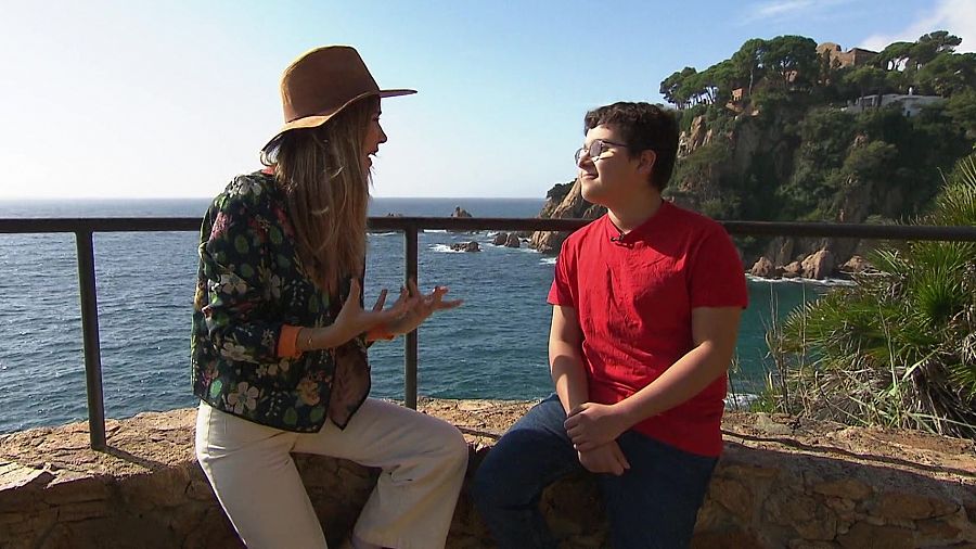 María Gómez entrevista l'activista climàtic Francisco Vera, al Jardí Botànic Marimurtra de Blanes.