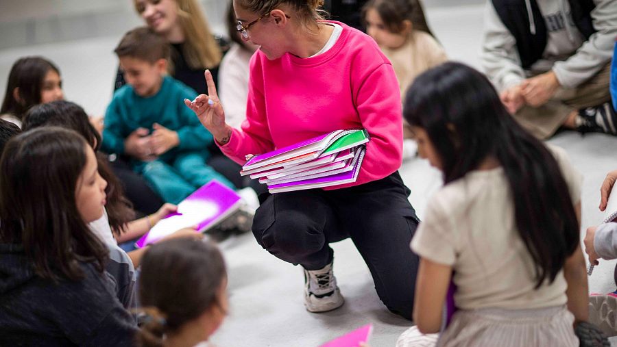 Una ONG reparte gratuitamente el material escolar procedente de Acompartir