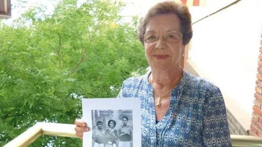 Aurora Batet Riello (Reus, 1936) és considerada la primera dona castellera.