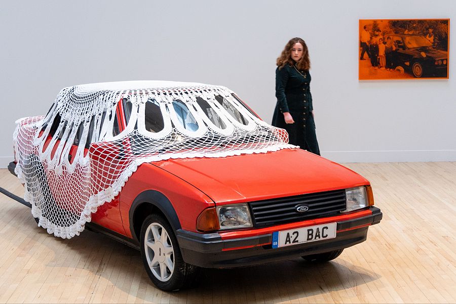 'Sociomobile' de Jasleen Kaur, es una obra parte de la exposición 'Alter Altar' que está disponible en la galería de arte Tate Britain.