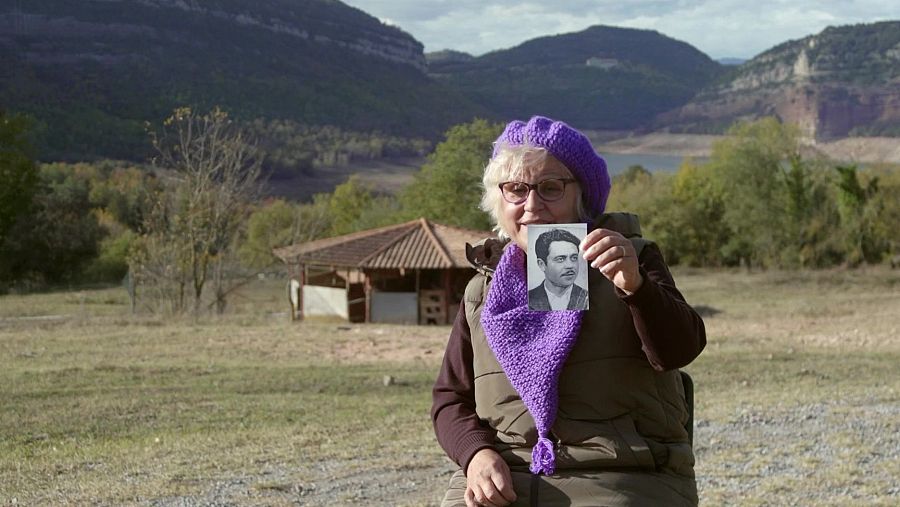 Purificació Expósito amb una foto del seu pare, Antonio Expósito