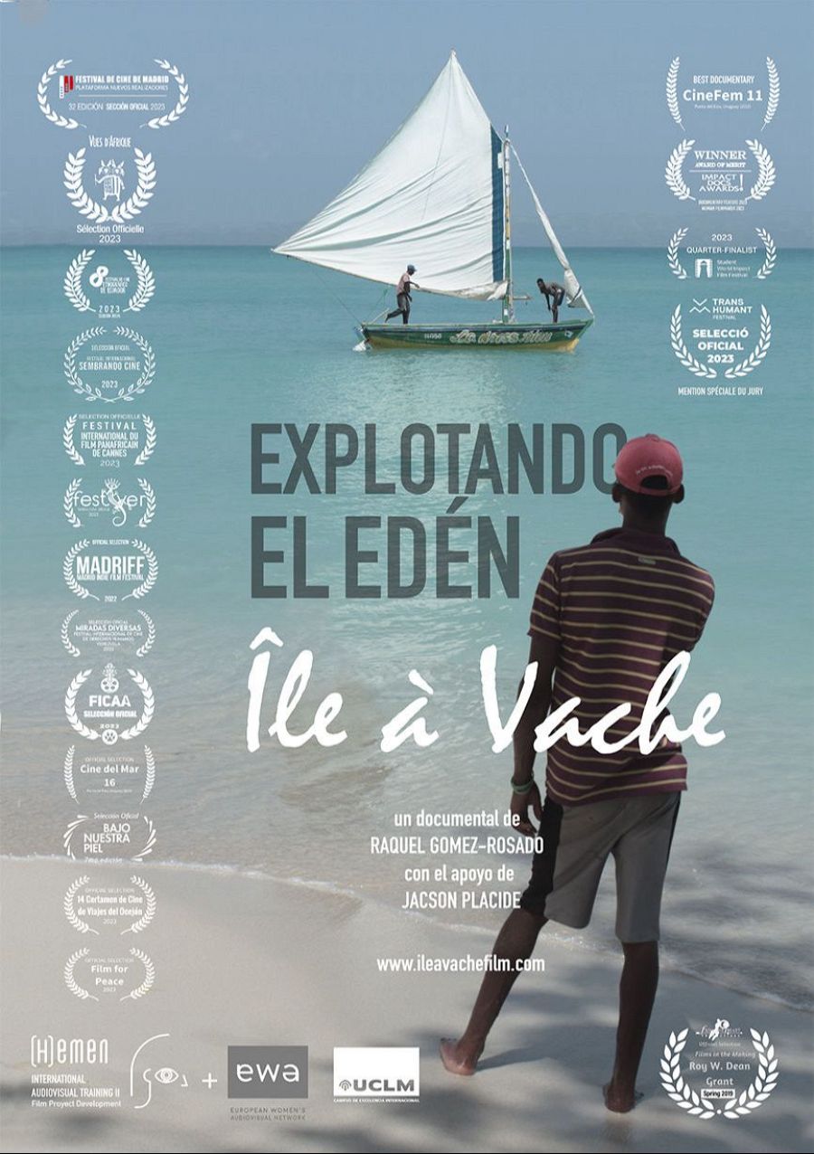 Cartel de documental mostrando una playa tranquila, una embarcación y una persona caminando.  Incluye logos de festivales y premios, entre ellos Cannes 2023.
