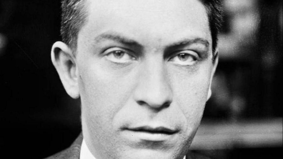 Retrato en blanco y negro de Manuel Chaves Nogales; rostro serio, camisa y corbata o pañuelo, pelo corto peinado hacia atrás. Fotografía antigua.