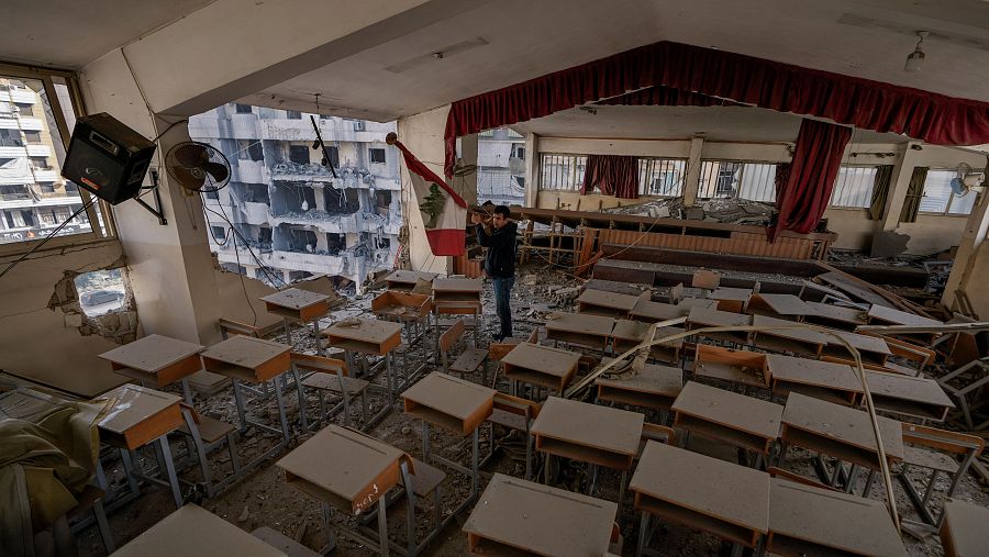 El profesor Ahmed Awada inspecciona su escuela, dañada por un ataque aéreo israelí en Dahiyeh, Beirut.