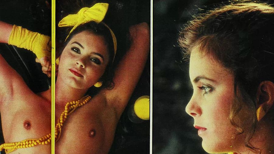 Tres fotos de una actriz con lazo, guantes, collar y pendientes amarillos sobre fondo oscuro.  Diferentes poses: frontal, perfil y relajada.