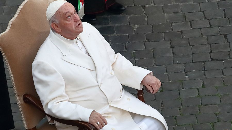 El papa Francisco mirando al cielo