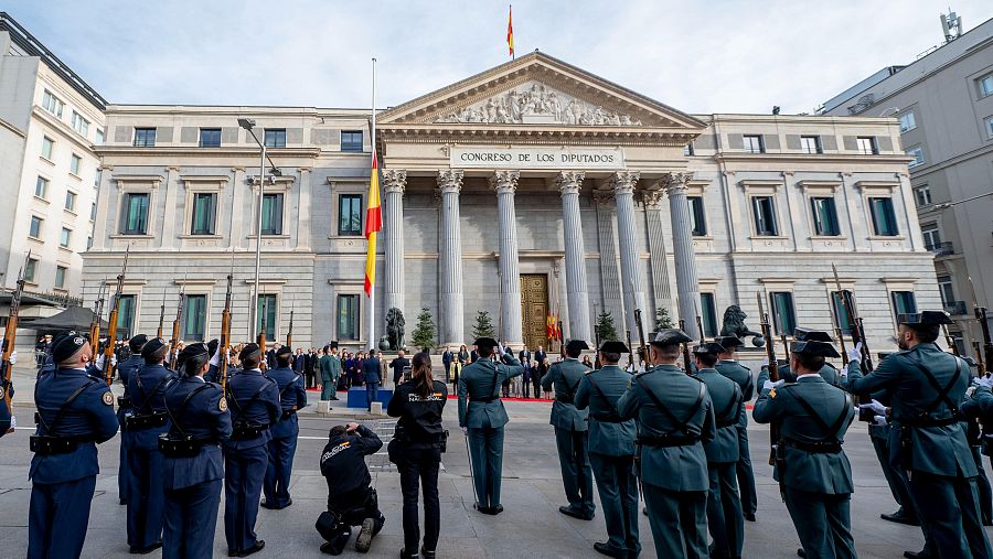 Desfile durante el acto de Izado Solemne de la bandera de España, frente al Congreso de los Diputados, a 6 de diciembre de 2024