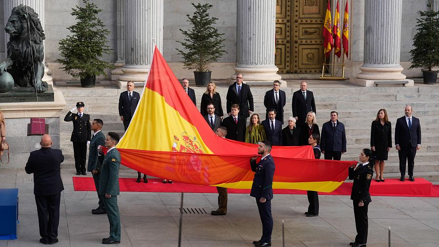 Soldados y personalidades durante el izado de bandera en la celebración del Día de la Constitución en el Congreso de los Diputados en Madrid