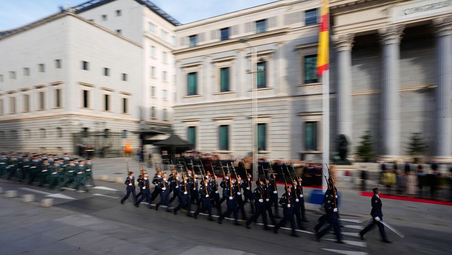 Desfile militar en la celebración del Día de la Constitución en el Congreso de los Diputados