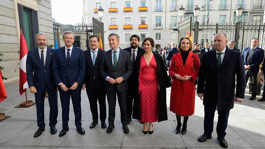 Los miembros del Partido Popular (de i a d) Jorge Azcón, Alfonso Rueda, Alfonso Fernández Mañueco, Alberto Núñez-Feijóo, Fernando Miras, Isabel Díaz Ayuso, Cuca Gamarra y Miguel Tellado a su llegada al Congreso de los Diputados