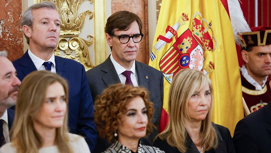 El presidente de la Generalitat de Cataluña, Salvador Illa (c, detrás), junto al presidente de Galicia, Alfonso Rueda (izda, detrás), asisten al Congreso de los Diputados con motivo de la celebración del Día de la Constitució