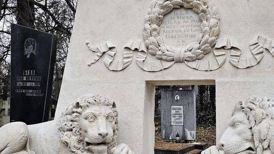 Tumbas en el cementerio monumental de Lichakiv