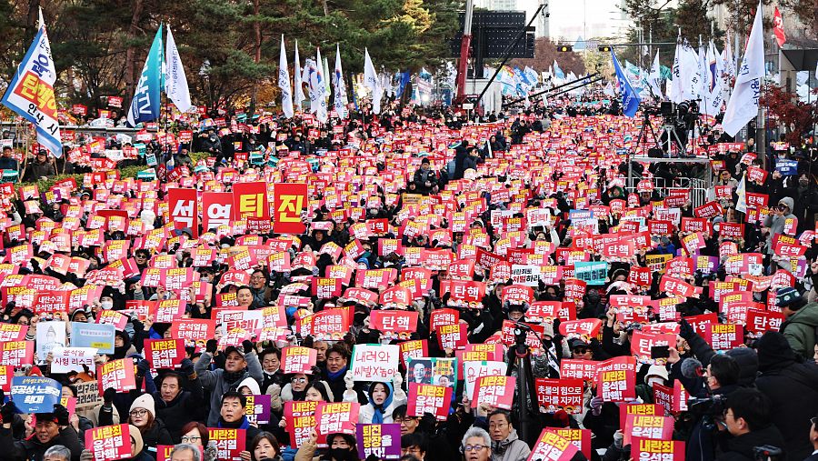 Manifestación multitudinaria en Seúl pide la destitución de Yoon