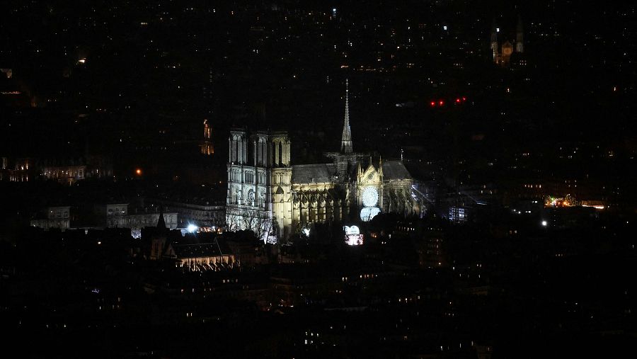 Imagen aérea de Notre Dame iluminada antes de la ceremonia de reapertura