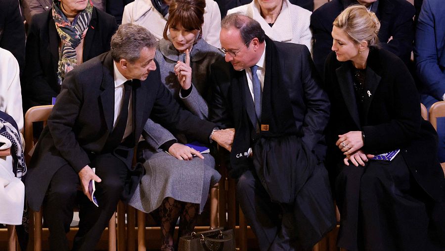 El expresidente francés Nicolas Sarkozy (dcha.) y su esposa, la cantante francoitaliana Carla Bruni-Sarkozy (2dcha.), conversan con el expresidente francés François Hollande (2dcha.) y su esposa, la actriz y productora de cine Julie Gayet (dcha.)