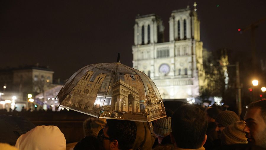 La lluvia hace acto de presencia en la reapertura de Notre Dame