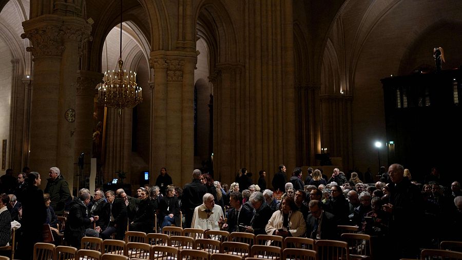 Los primeros invitados a la ceremonia en el interior de Notre Dame