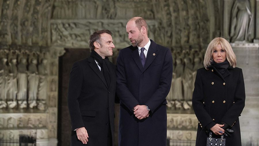 El Príncipe Guillermo y los Macron, con atuendos formales, aparecen en la entrada de la Catedral de Notre Dame.