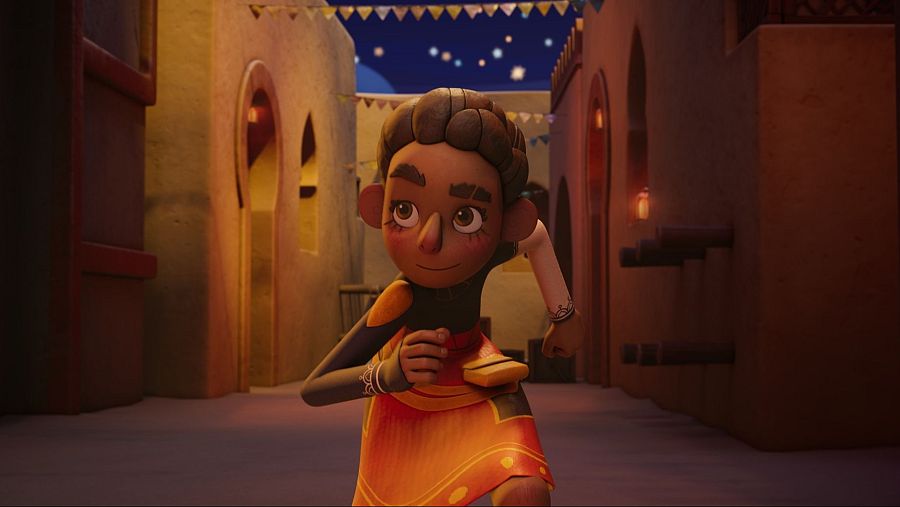 Niña animada de piel oscura, cabello recogido y vestido naranja, corre o baila en una calle estrecha iluminada por faroles y decorada con banderines.