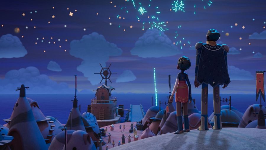 Fuegos artificiales sobre un pueblo costero nocturno. Dos siluetas, una niña con falda roja y un hombre con capa azul, miran el espectáculo. Atmósfera festiva.