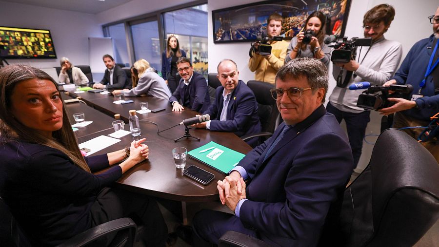 El expresidente catalán Carles Puigdemont junto a miembros de la dirección de Junts per Catalunya en Bruselas