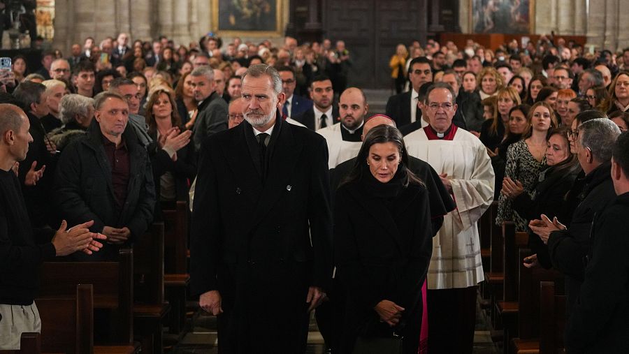 Felipe VI y Letizia durante la misa funeral por los fallecidos en las inundaciones provocadas por la DANA