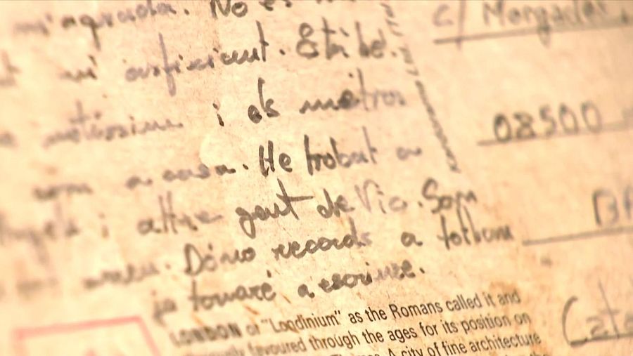 Postal antigua con texto en catalán e inglés, mencionando Vic y Londres (Londinium).  Incluye saludos y código postal 08500.