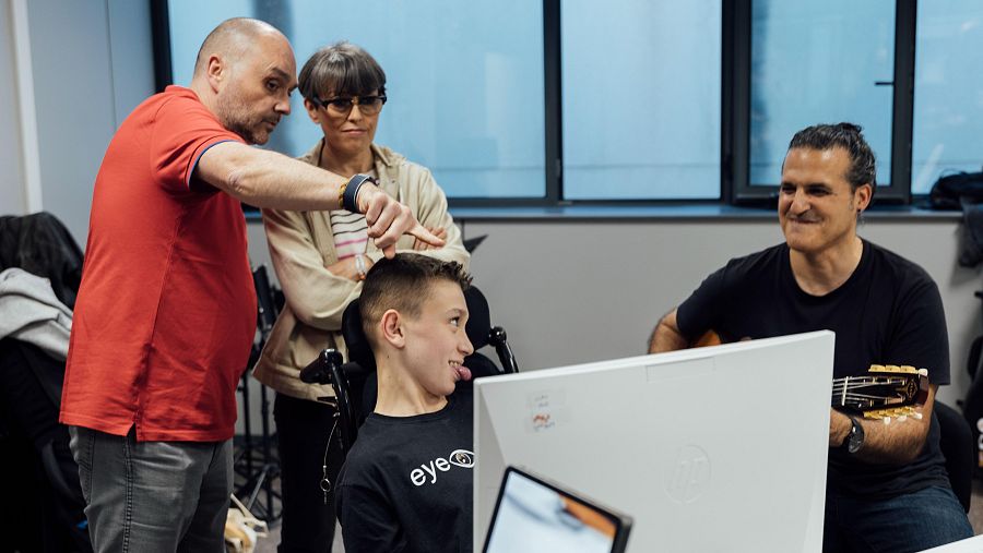 El programa 'En Router' coneix la història del Joel, un noi amb paràlisi cerebral que ha complert el seu somni de tocar i fer música gràcies a les noves tecnologies