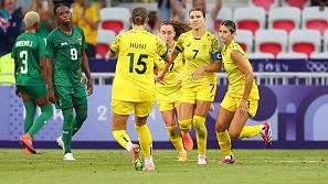 Partido de fútbol femenino: Jugadoras australianas (dorsales 7 y 15) celebran, mientras jugadoras de Zambia (dorsales 3 y 9) observan desanimadas.