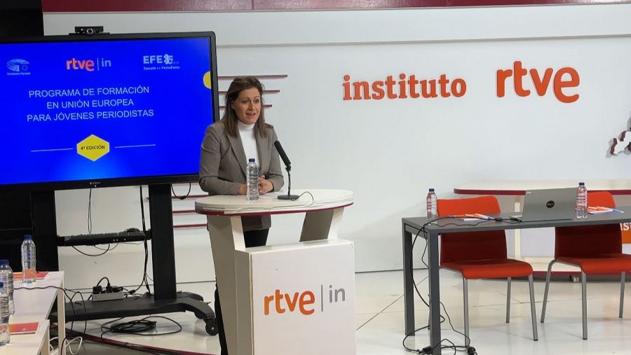 Presentación de un programa de formación para jóvenes periodistas por la directora de RTVE. Se ven los logos de RTVE y EFE, y se indica que es la 4ª edición.