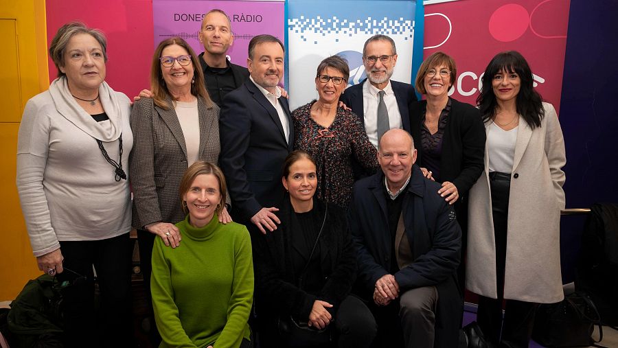 Foto de família amb els autors del documental, autoritats i representants de la XAL, 3Cat i RTVE