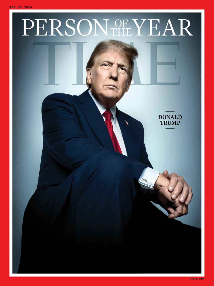 Portada de la revista Time con Donald Trump, Persona del Año 2024.  Fotografía de Trump sentado, traje azul marino, camisa blanca y corbata roja.  Incluye la fecha y el sitio web de la revista.