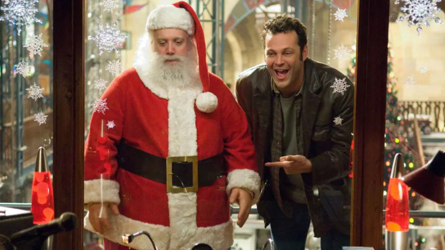 Paul Giamatti como Santa Claus y Vince Vaughn en una escena navideña de 'Fred Claus'. Vaughn señala a Santa con una expresión divertida.
