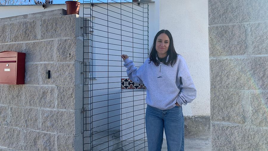 La valla que hace de puerta, en la otra entrada de la casa