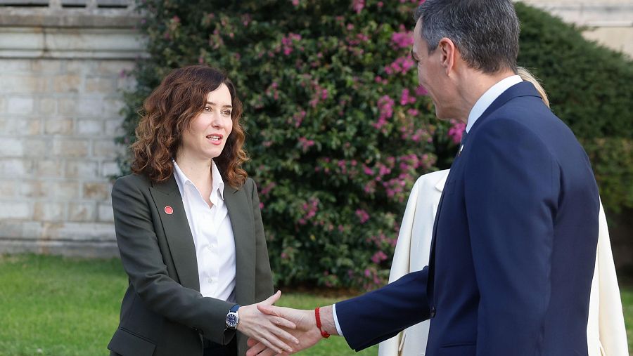 Sánchez y Ayuso se saludan en la XXVII Conferencia de Presidentes