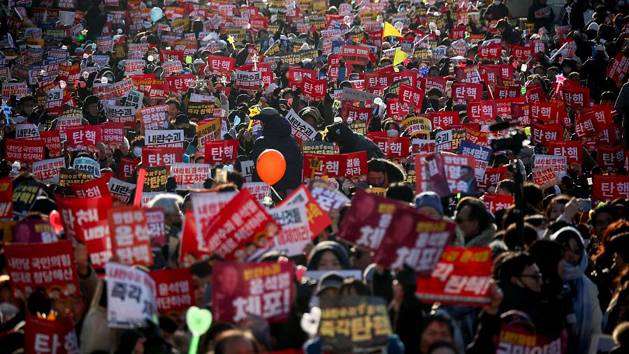 Manifestantes participan en una concentración para pedir la destitución del presidente surcoreano Yoon Suk-yeol