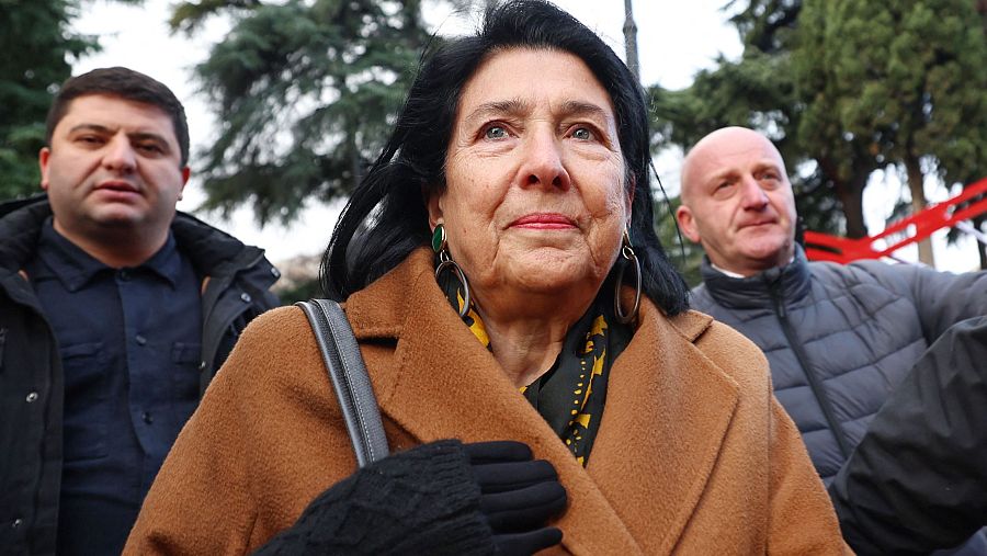 La presidenta saliente de Georgia, Salome Zourabichvili (C), caminando por el exterior del edificio del Parlamento