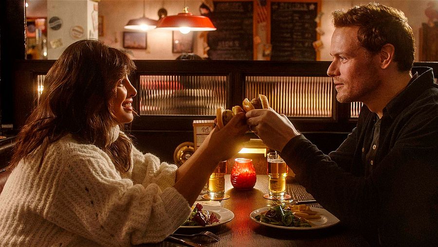 Priyanka Chopra y Sam Heughan en 'Love Again'