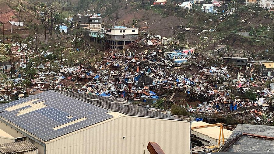 Escombros de chapas, madera, muebles y enseres tras el paso del ciclón Chido por Mayotte