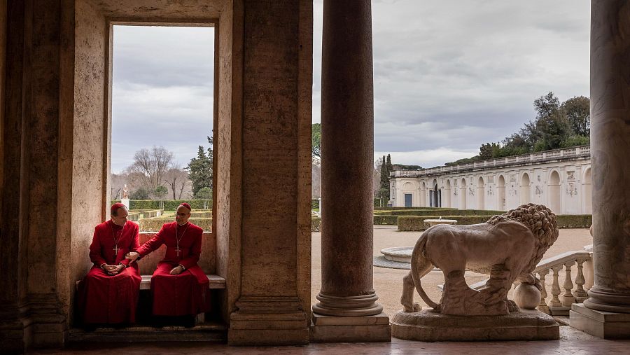 Stanley Tucci interpreta al cardenal Aldo Bellini en 'Cónclave'