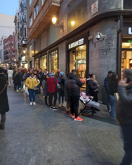 Fila de espera para comprar un décimo en Doña Manolita