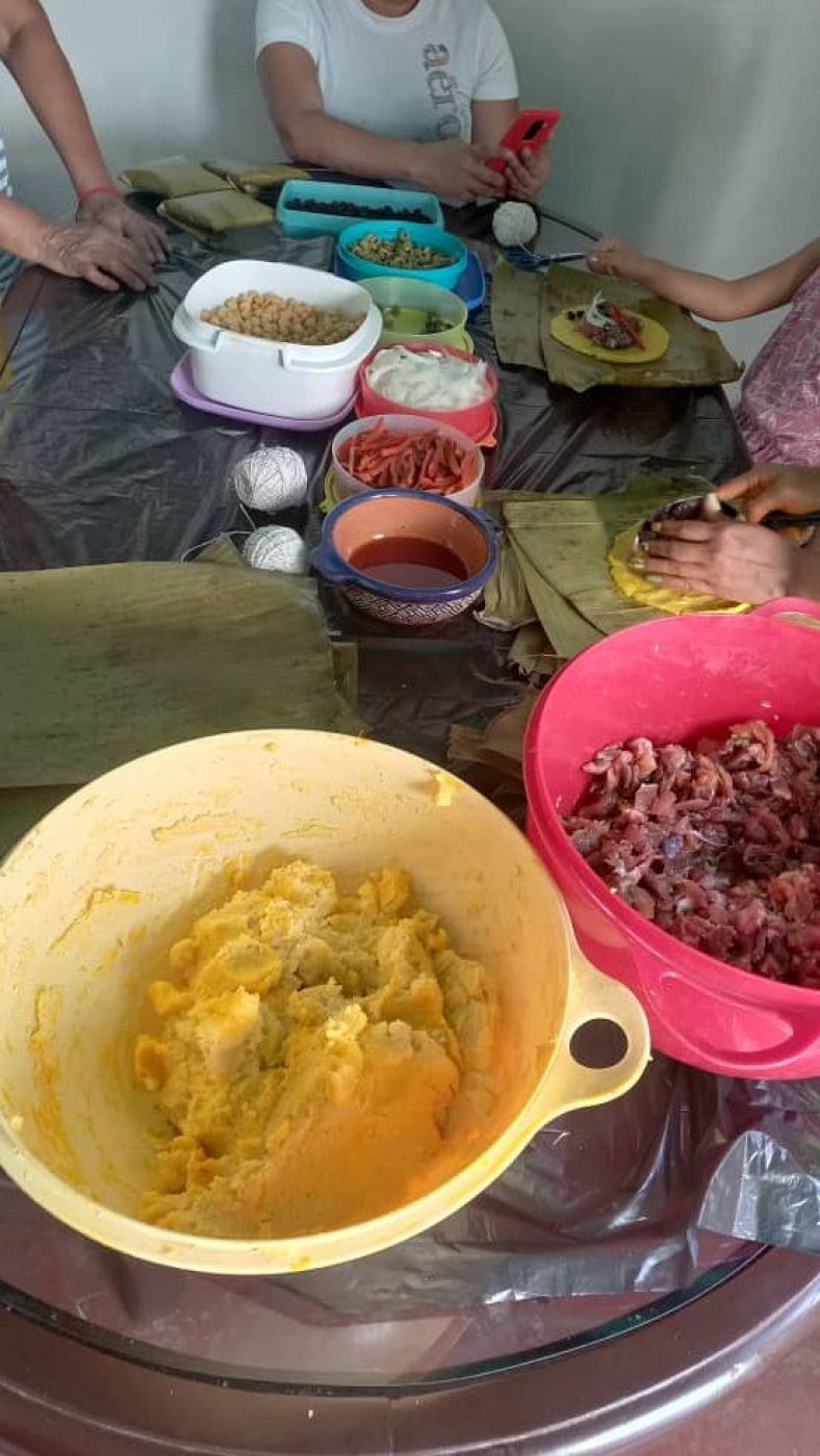 Preparación de la tradicional hallaca navideña