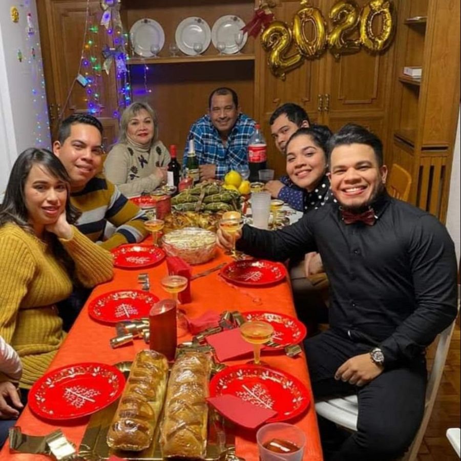 Maribí y Edgar celebrando la Navidad en familia