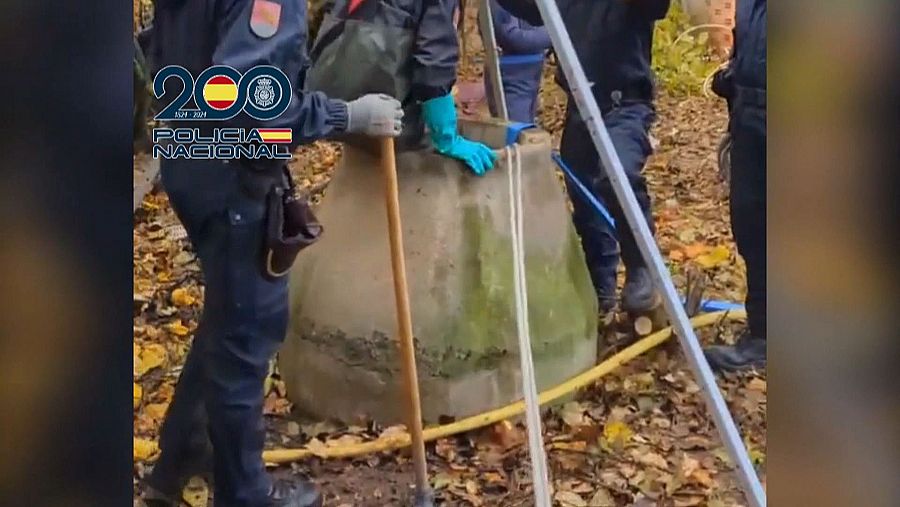 Investigación policial en zona boscosa, otoño 2017. Agente con guantes cerca de pozo de cemento y manguera amarilla. Imagen de Google Street View.