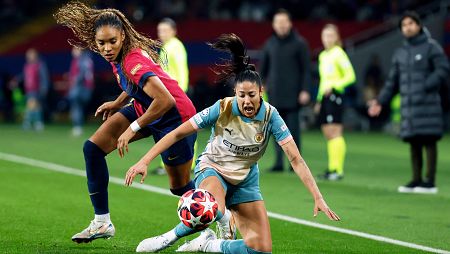 Salma Paralluelo (i) y Leila Ouahabi disputan un balón en el partido Barcelona - Manchester City de la Champions femenina